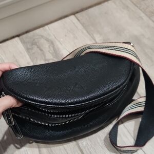 Sleek Black Crossbody Bag with Adjustable Strap
